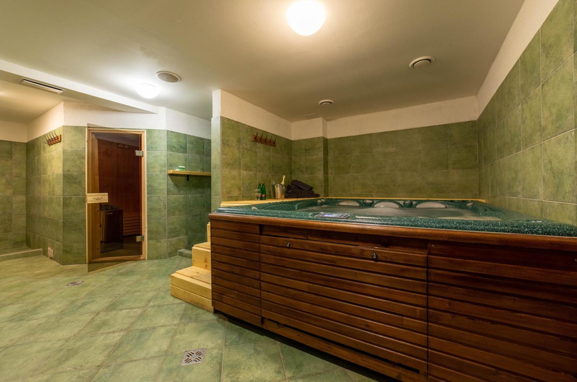 Hotel Liptov Holiday *** Липтовски-Трновец Экстерьер фото
