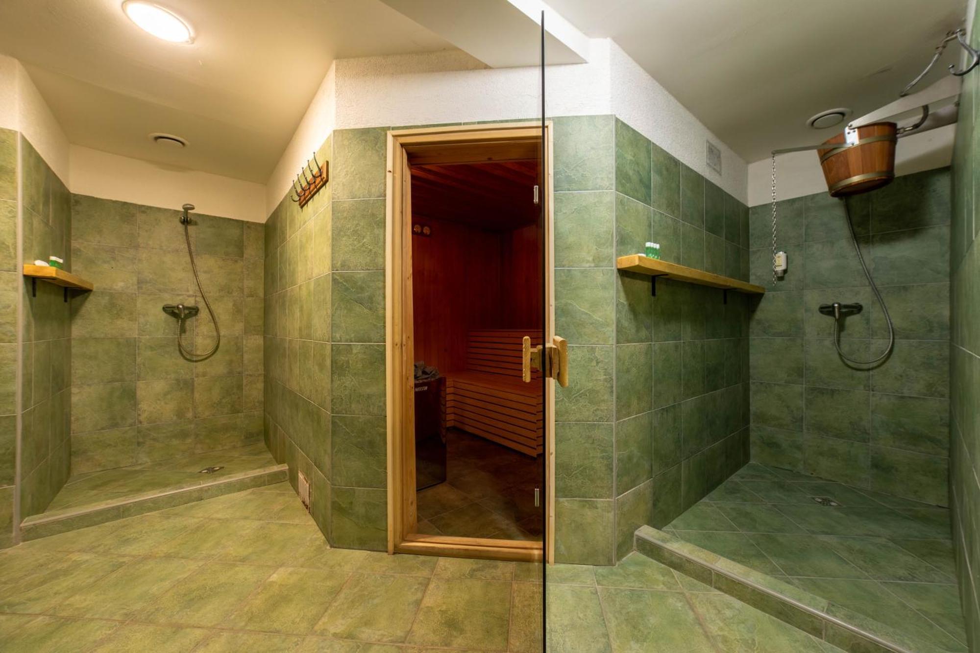 Hotel Liptov Holiday *** Липтовски-Трновец Экстерьер фото