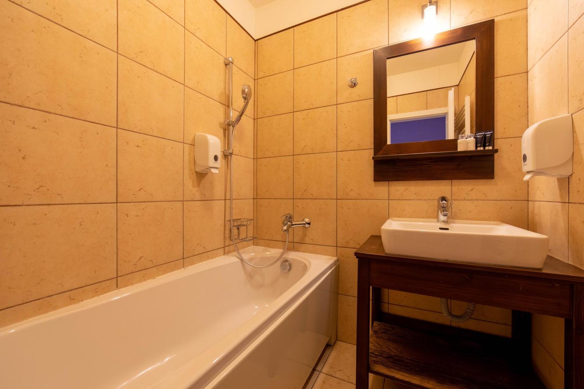 Hotel Liptov Holiday *** Липтовски-Трновец Экстерьер фото