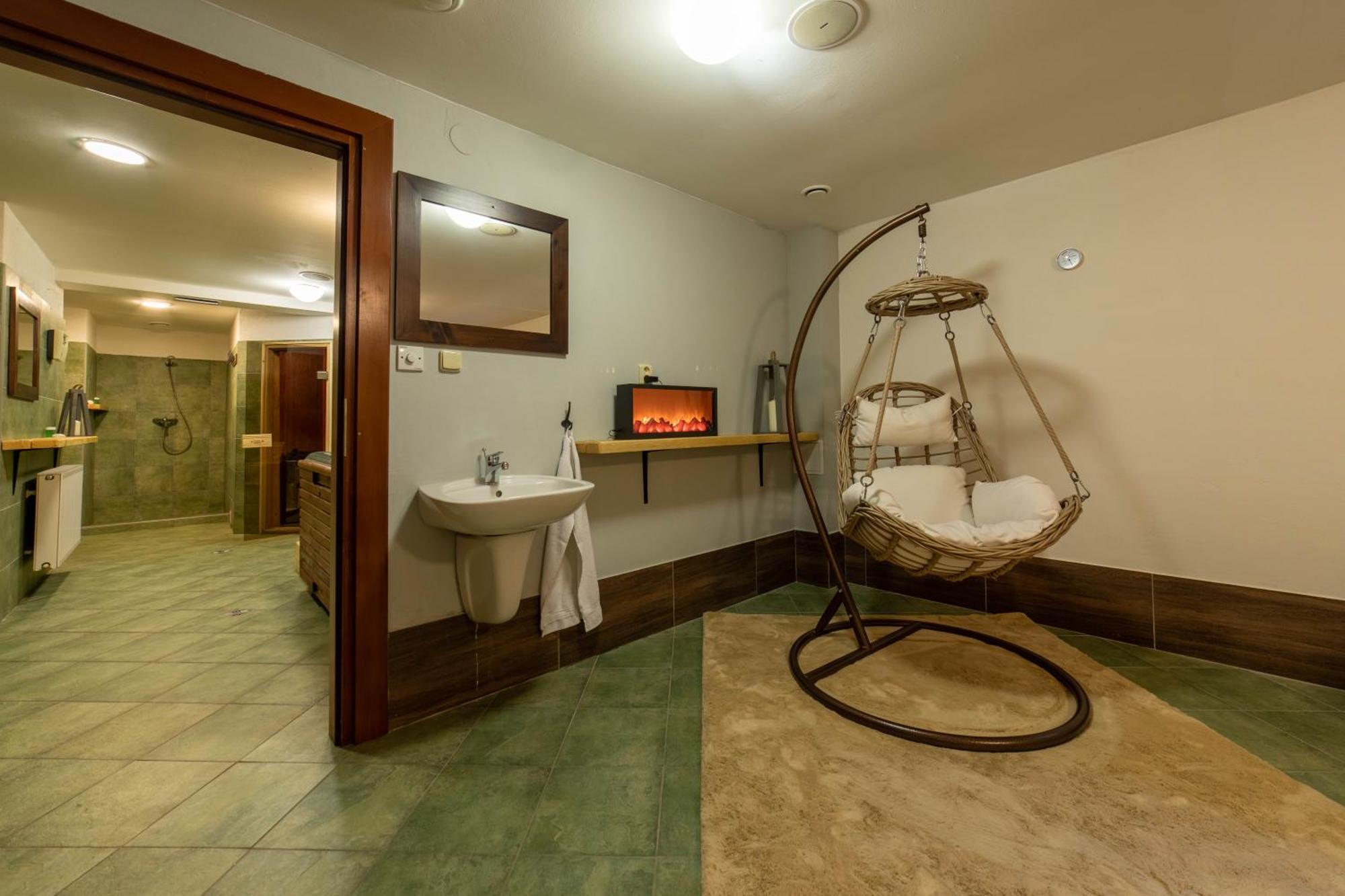 Hotel Liptov Holiday *** Липтовски-Трновец Экстерьер фото